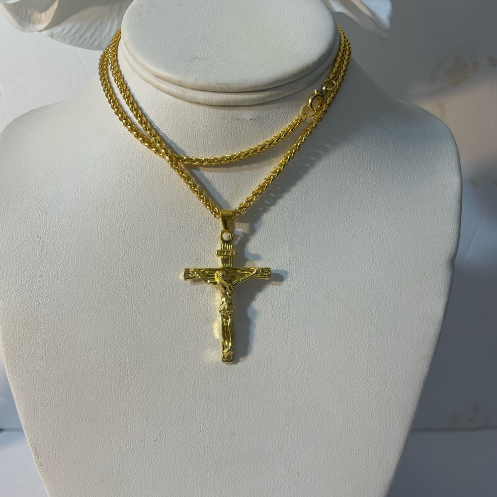 CROSS STATEMENT NECKLACE